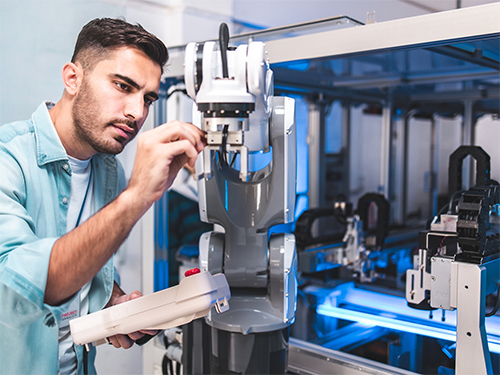 Man in front of a Robot - EGS Automation